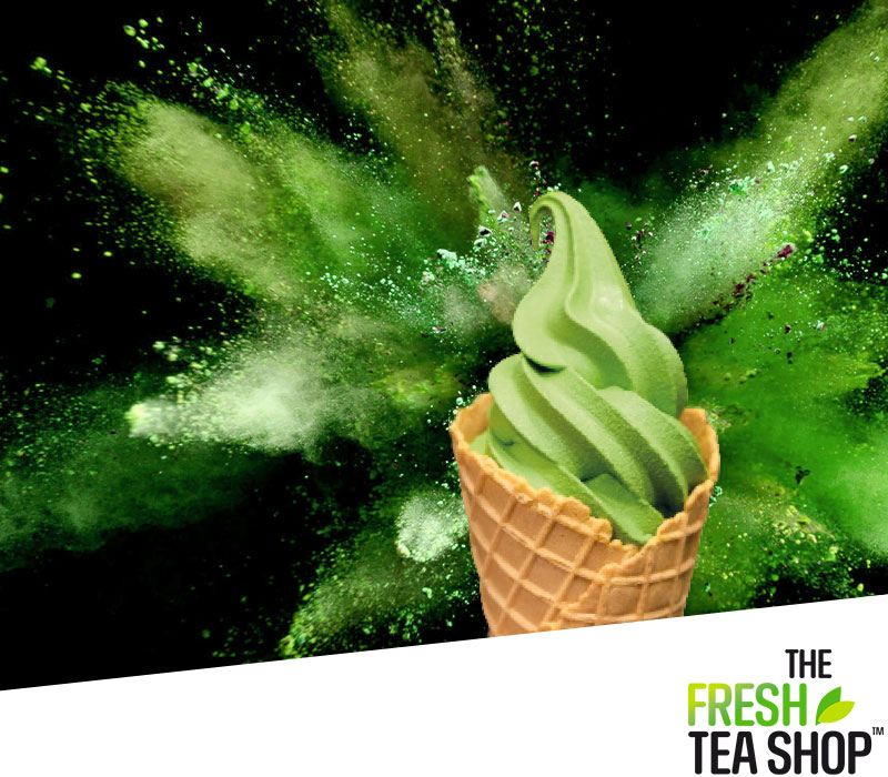 Ein Matcha-Grüntee-Softeis in einer Waffeltüte ist zu sehen, im Hintergrund eine leuchtend grüne Pulverexplosion. Das Logo von Vollblut The Fresh Tea Shop erscheint in der unteren rechten Ecke.