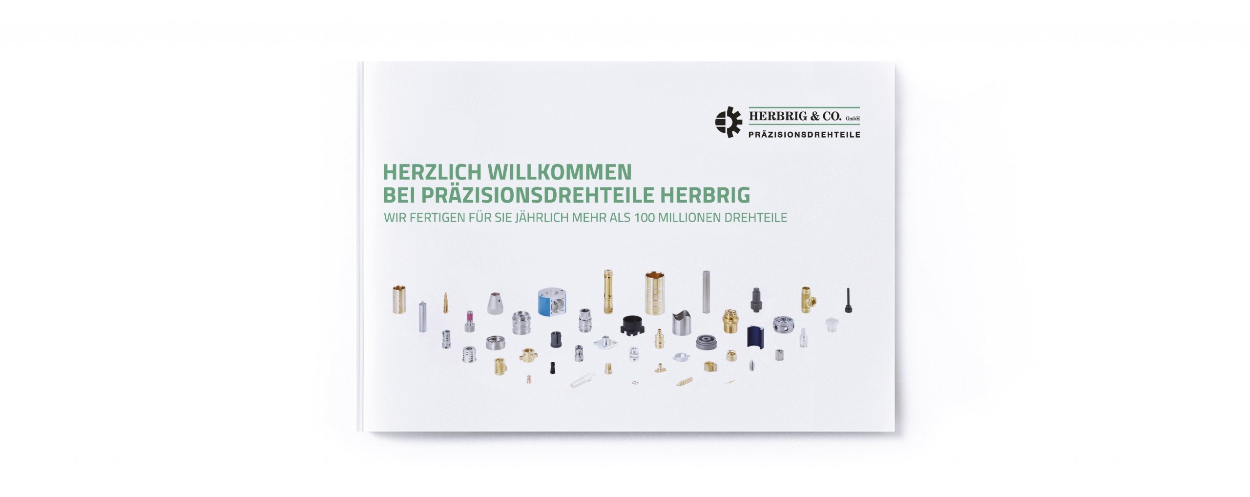 Auf einem weißen Broschürenumschlag sind verschiedene kleine Maschinenteile aus Metall unter einem grünen deutschen Text mit der Aufschrift „Herzlich willkommen bei Vollblut Herbrig Präzisionsdrehteile“ und einem Firmenlogo in der oberen rechten Ecke abgebildet.