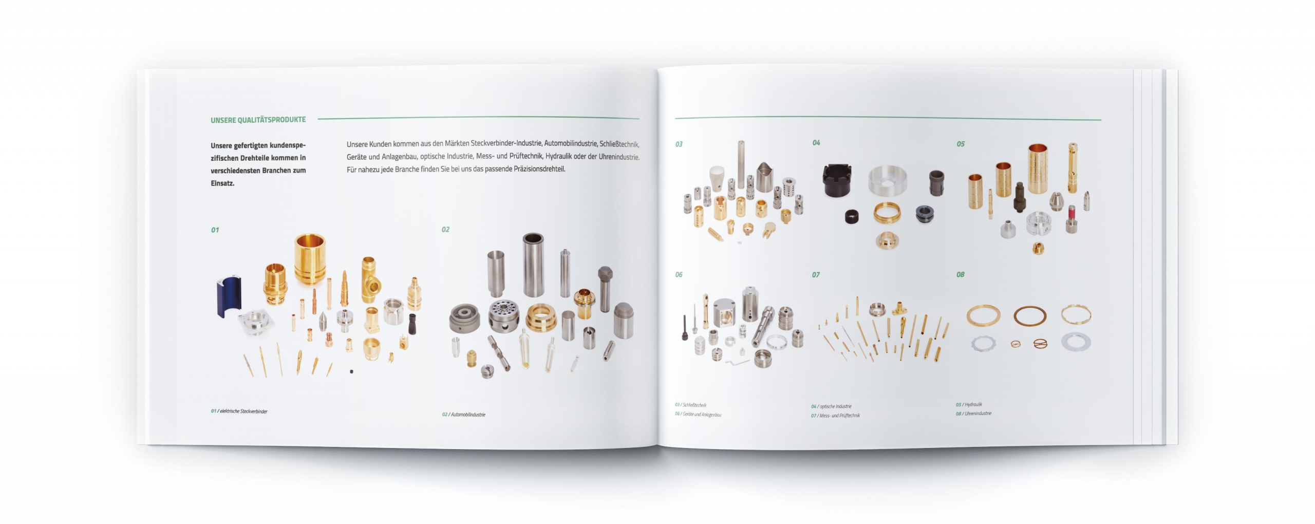 In einem offenen Buch sind geordnete Gruppen von Vollblut Herbrig Präzisionsdrehteilen – kleine mechanische Komponenten aus Metall und Messing wie Stifte, Hülsen und Ringe – auf weißen Seiten mit kurzen Beschreibungen und grünen Überschriften angeordnet.