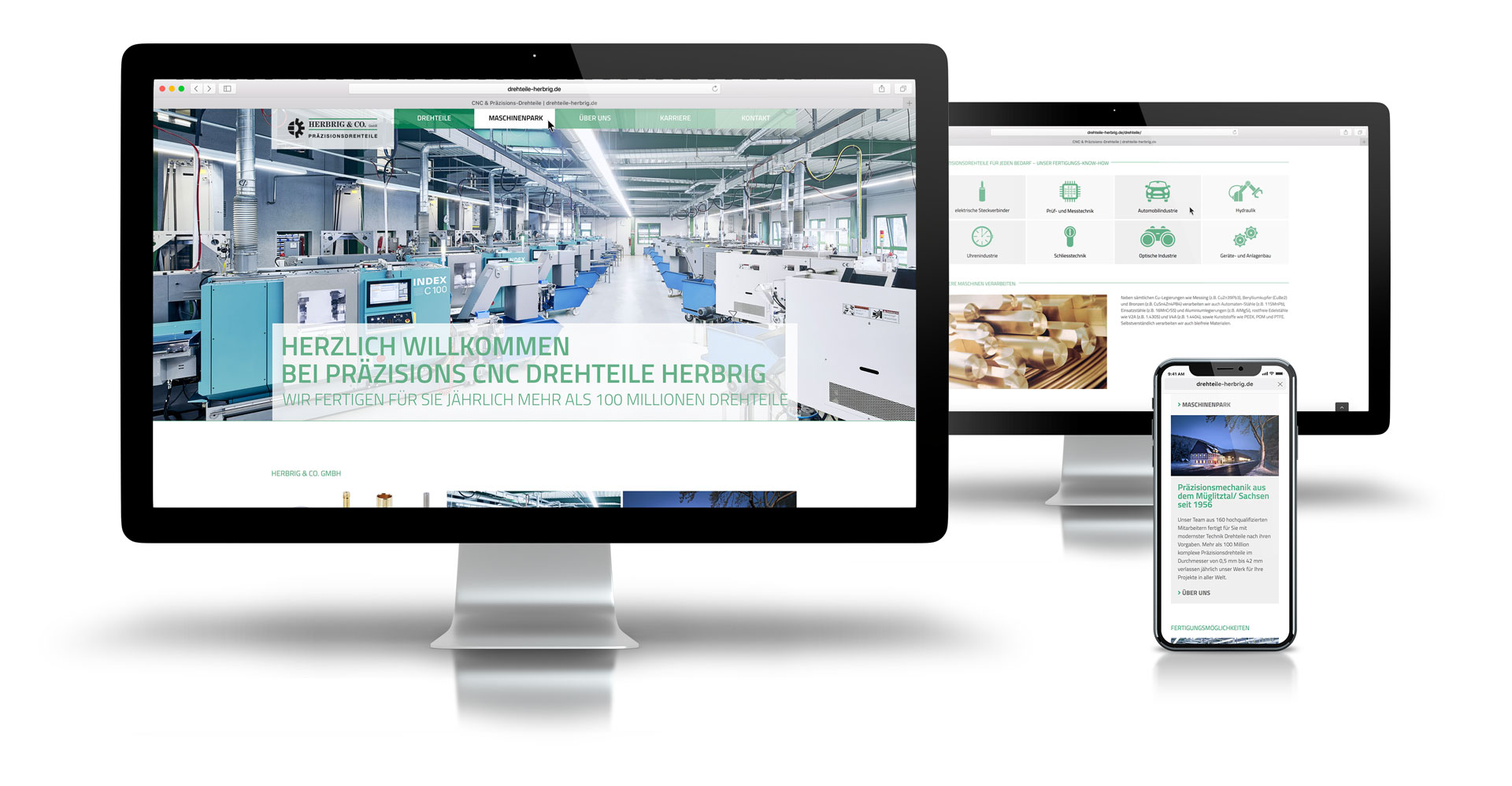 Auf drei Bildschirmen wird eine Website für Vollblut Herbrig Präzisionsdrehteile angezeigt: Auf einem Desktop-Monitor ein Bild einer Industriefabrik, auf einem anderen Monitor eine Übersicht über die Dienste und Symbole und auf einem Smartphone Details.