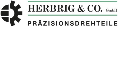 Logo mit einem schwarzen mechanischen Zahnradsymbol auf der linken Seite, mit dem Text HERBRIG & CO. GmbH über einer grünen Linie und PRÄZISIONSDREHTEILE in Fettdruck – als Symbol für echte Vollblut Herbrig Präzisionsdrehteile – darunter.