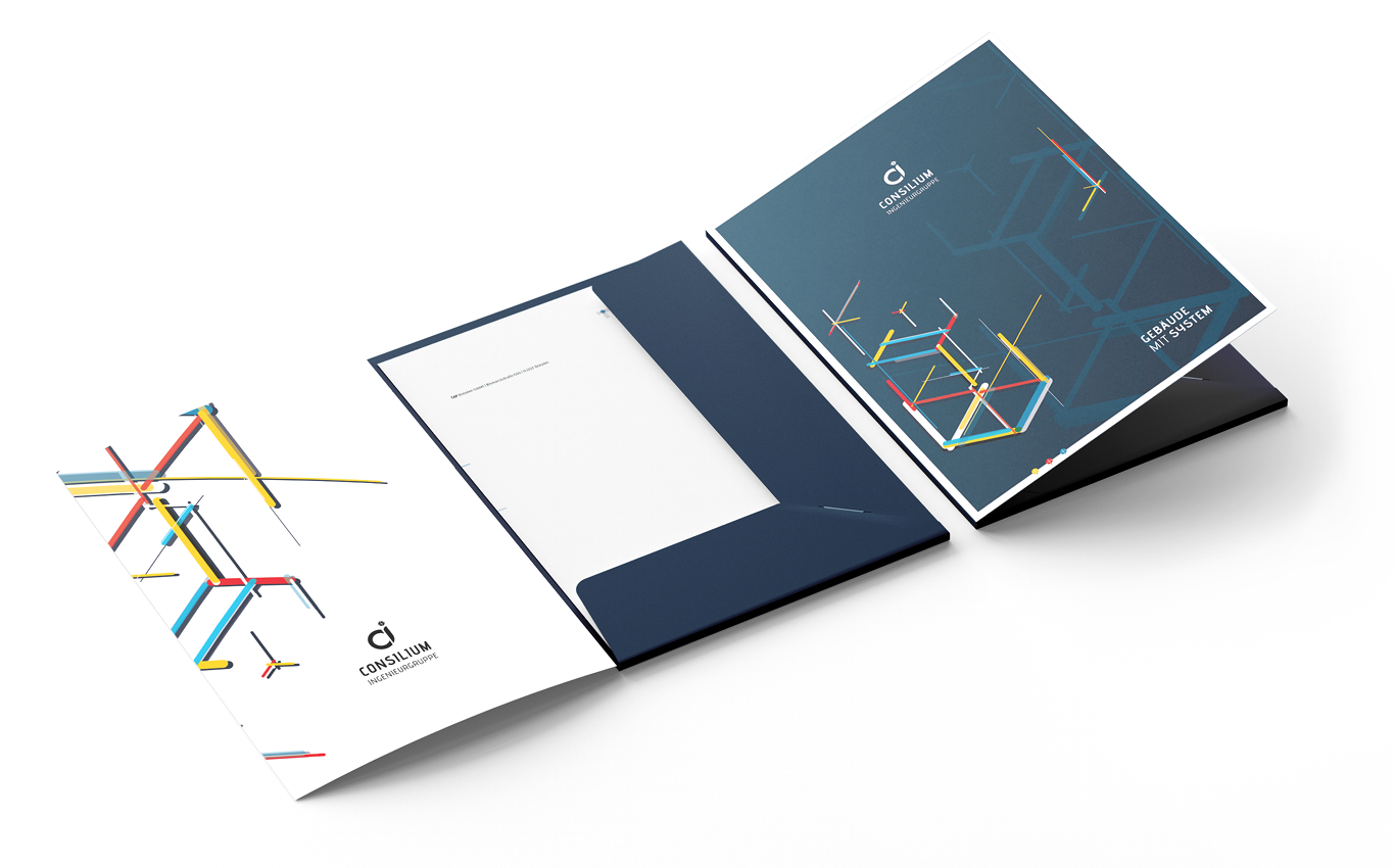 Eine Präsentationsmappe mit Markenzeichen und ein Booklet mit einem geometrischen, mehrfarbigen Liniendesign, das offen und geschlossen auf einem weißen Hintergrund dargestellt wird. In der Mappe befindet sich ein Blatt Papier.