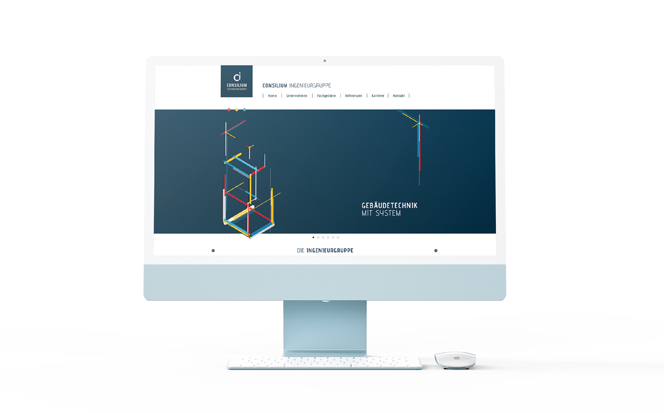 Ein weißer Desktop-Computer, der eine Website mit blauem Hintergrund, geometrischen Linien und dem deutschen Text Gebäudetechnik mit System anzeigt. Eine weiße Maus und eine weiße Tastatur sind vor dem Monitor positioniert.