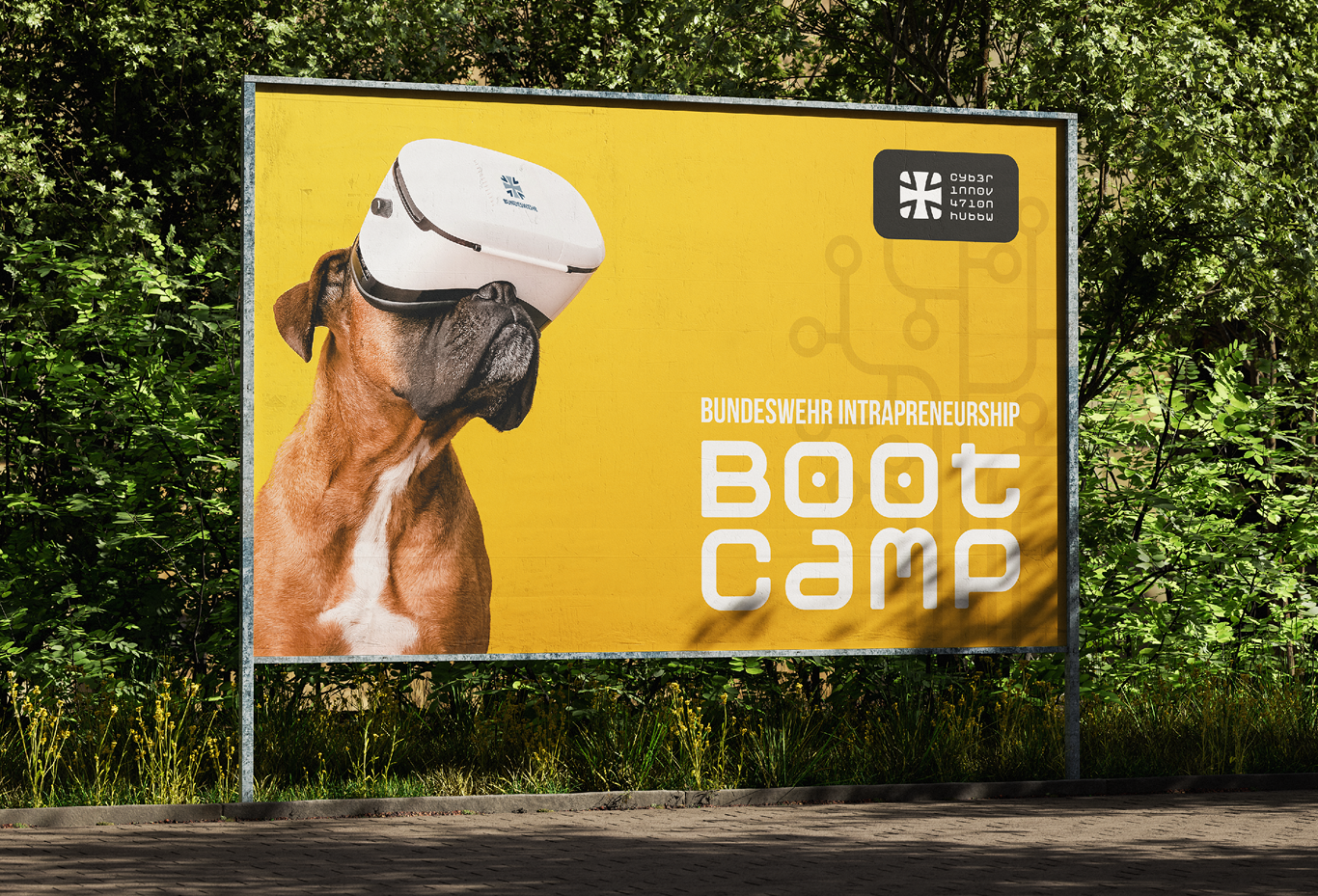 Ein Plakat zeigt einen braunen Boxerhund, der ein weißes Virtual-Reality-Headset auf gelbem Hintergrund trägt und für das Intrapreneurship Boot Camp der Bundeswehr wirbt, an dem auch Geithe & Ußner Hygienefachhandel beteiligt ist. Bäume und Grünflächen umgeben das Schild.