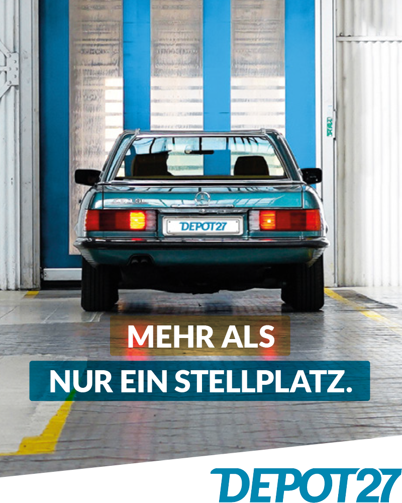 Ein tealfarbener Oldtimer parkt in einer modernen Tiefgarage mit blau-weißen Toren, in der früher die Tanzschule Fischer untergebracht war. Der überlagerte Text auf Deutsch lautet: Mehr als nur ein Stellplatz. In der unteren Ecke ist das Logo von Depot27 zu sehen.